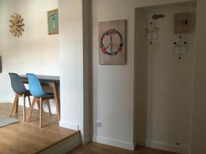 Un comedor con una mesa y dos sillas. en Lilloise Home, en Lille 12 fotos más