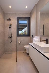 Ένα μπάνιο στο Amani Villa Lindos One