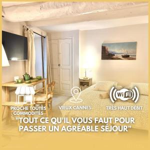ein Zimmer mit einem Bett und einem Tisch und einem Schreibtisch in der Unterkunft Le charmant studio - Suquet - Cannes in La Celle-sous-Gouzon