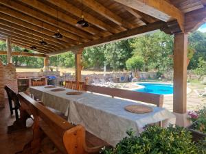 Bazén v ubytování La Casona de Barrio nebo v jeho okolí