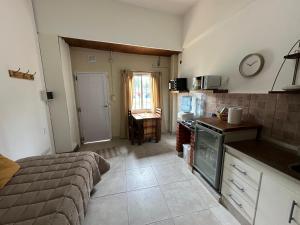 Zimmer mit einer Küche und einem Bett. in der Unterkunft Alojamiento De Rocha in Monte Grande