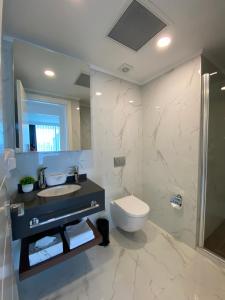 Ένα μπάνιο στο Grand Sapphire one bedroom