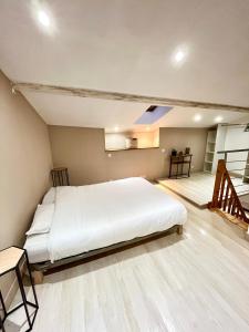 Postel nebo postele na pokoji v ubytování Le cosy duplex de l'Isle d'Espagnac