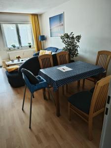a living room with a table and a couch at Leineblick in Seelze
