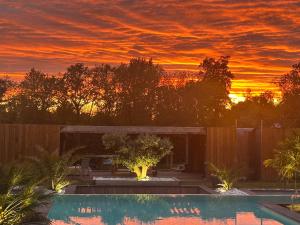 Bazén v ubytování Villa de l’isle nebo v jeho okolí