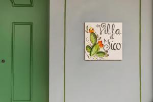 une porte avec une pancarte qui dit « alla salsa » dans l'établissement Villa Il Fico, à Cavriglia
