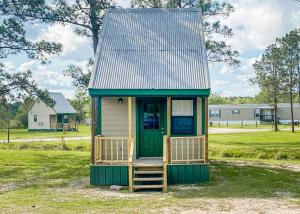 Το κτήριο όπου στεγάζεται  το κάμπινγκ