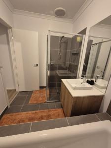 Ένα μπάνιο στο Cosy Home in Melton South +9 φωτογραφίες