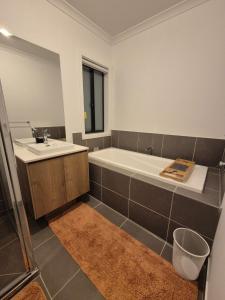 Ένα μπάνιο στο Cosy Home in Melton South