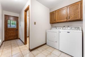 Η κουζίνα ή μικρή κουζίνα στο Steps to Lake Mcintosh, Basement 1BR