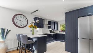 Köök või kööginurk majutusasutuses Spacious 4 Bed house Perfect for Contractors-Relocators