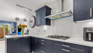 Köök või kööginurk majutusasutuses Spacious 4 Bed house Perfect for Contractors-Relocators +4 fotot