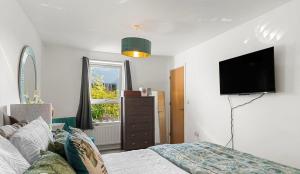 Televiisor ja/või meelelahutuskeskus majutusasutuses Spacious 4 Bed house Perfect for Contractors-Relocators