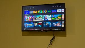 TV a/nebo společenská místnost v ubytování labert guest house + 12 fotografií