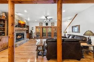 een woonkamer met een bank en een open haard bij The Bears & Bees Lodge in Greens Mill