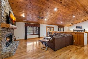 een woonkamer met een bank en een open haard bij The Bears & Bees Lodge in Greens Mill