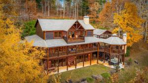 een luchtzicht op een groot houten huis bij The Bears & Bees Lodge in Greens Mill