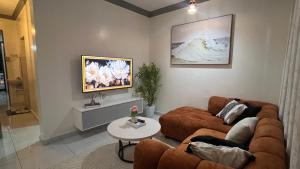 a living room with a couch and a table at La Huésped in Mombasa