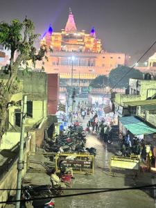 Φωτογραφία από το άλμπουμ του Divine Stay- Facing Krishna Janambhoomi Temple- Family Curated HomeStay - Hotel Like Amenities σε Mathura