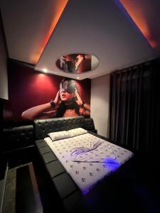 Un pat sau paturi într-o cameră la Motel Vitoria Reggia