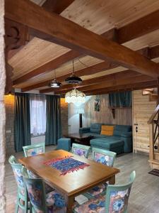 una sala de estar con una mesa y un sofá en old white house, en Kazbegi