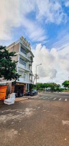 ein großes weißes Gebäude am Straßenrand in der Unterkunft Motel Bờ Kè in Bà Rịa + 7 Fotos
