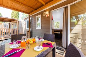 uma mesa com copos e laranjas num pátio em Camping Village Panoramico Fiesole em Fiesole