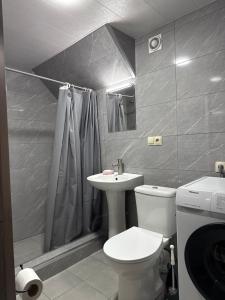 Un baño pequeño con inodoro y lavabo. en old white house, en Kazbegi