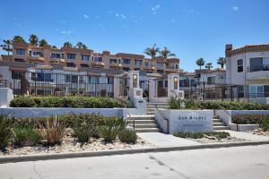 un bâtiment avec une pancarte indiquant « surveillance du soleil » dans l'établissement 501P-5 Panoramic Ocean & Pier Views, à Oceanside