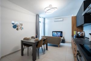 Μια τηλεόραση ή/και κέντρο ψυχαγωγίας στο St Julians Modern flat in Spinola Bay