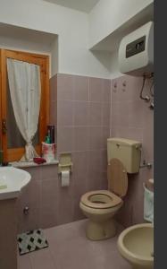 ein Badezimmer mit Toilette und Waschbecken in der Unterkunft La Casa in riva al Mare in Roccalumera