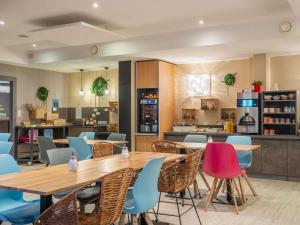 ein Esszimmer mit Tisch und Stühlen in der Unterkunft ibis Styles Blois Centre Gare in Blois