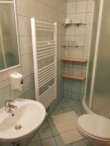 Un baño blanco con lavabo e inodoro. en B&B Bau, en Maribor