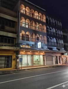 un edificio sul lato di una strada di notte di Starhouse a Hat Yai