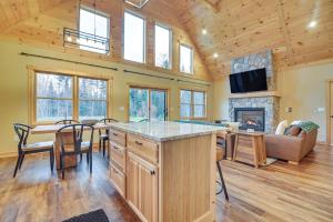 Televiisor ja/või meelelahutuskeskus majutusasutuses 8 Mi to Sunday River! Mountain Escape with Hot Tub