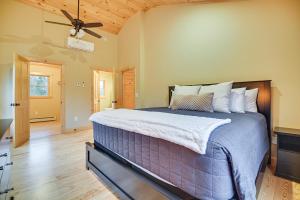 Voodi või voodid majutusasutuse 8 Mi to Sunday River! Mountain Escape with Hot Tub toas