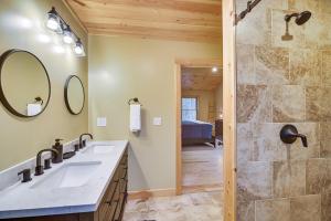 Vannituba majutusasutuses 8 Mi to Sunday River! Mountain Escape with Hot Tub +16 fotot