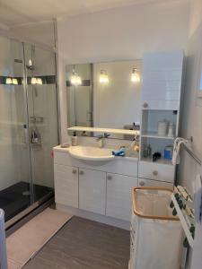 Et badeværelse på L'Instant Baie, Maison cosy proche centre