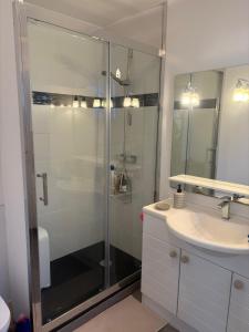 Et badeværelse på L'Instant Baie, Maison cosy proche centre + 14 billeder