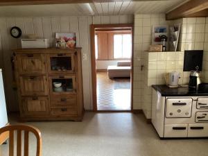 a kitchen with a stove and a counter top at Mannried 2 1 2 Zimmerwohnung Rustikal in Zweisimmen