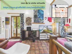 a living room with a couch and a table at Maison Événementielle à Paris avec jardin terrasse et métro in Montreuil