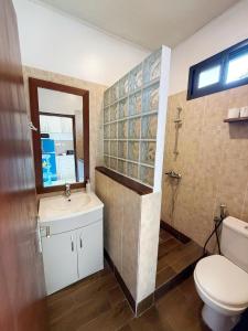a bathroom with a toilet and a sink at Résidence Palms Abidjan in Abidjan