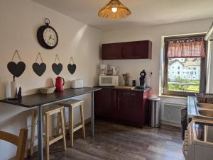 Kuchyň nebo kuchyňský kout v ubytování les piperiens + 14 fotografií