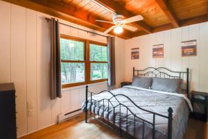 Ένα ή περισσότερα κρεβάτια σε δωμάτιο στο 1 Mi to Lake, Golf and Ski Access The Hideout Home!