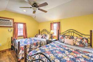 Postel nebo postele na pokoji v ubytování Fjord Suite at Equestrian House PA