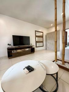 a living room with a tv and a coffee table at Résidence Palms Abidjan in Abidjan +3 photos