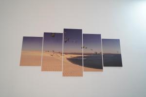 un grupo de personas volando cometas en una playa en Residence Fakir, en Dakhla