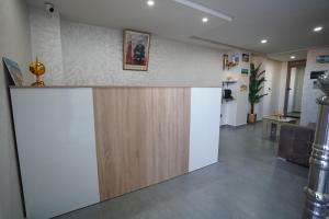 Un vestíbulo con un mostrador en una habitación. en Residence Fakir, en Dakhla