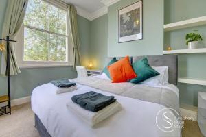 Postel nebo postele na pokoji v ubytování Leamington Spa Warwick Place Apartments