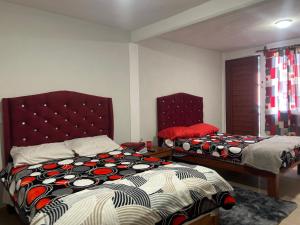 Voodi või voodid majutusasutuse Ruby Grey Suite toas